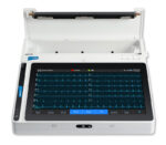 Medical Econet Cardio M-Pad 10 12-Kanal Tablet-EKG – Ansicht mit Dockingstation mit geöffnetem Drucker