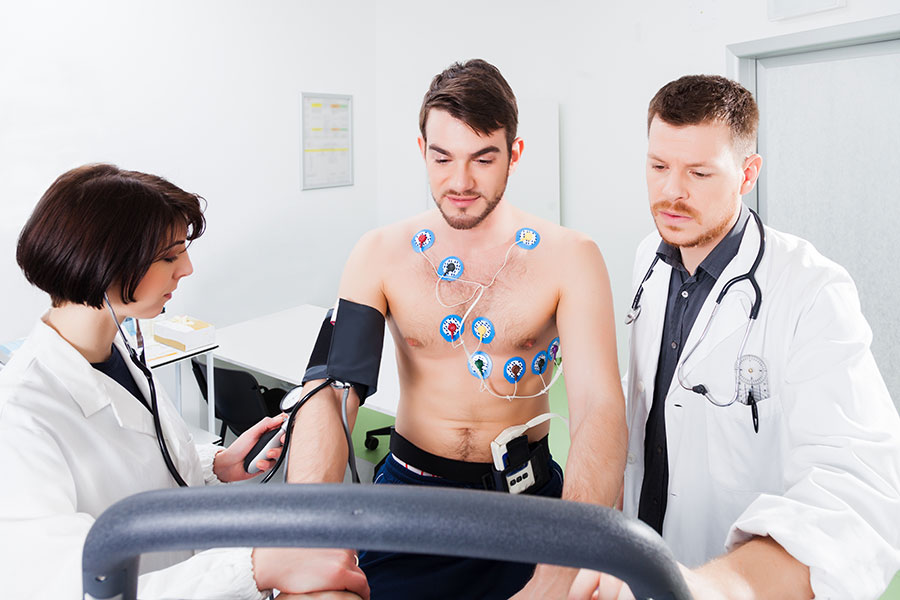 Patient auf einem Ergometer bei einer arbeitsmedizinischen Untersuchung